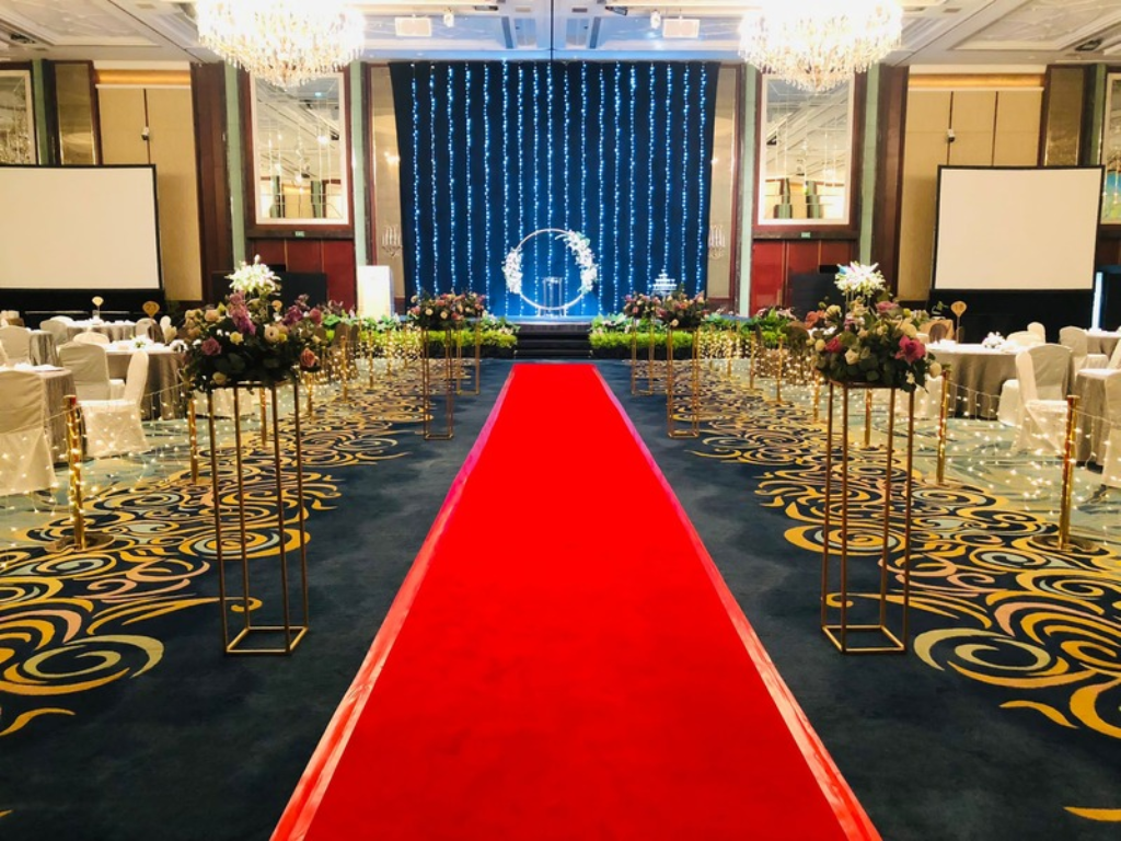 Elegant floral aisle stands with premium artificial flowers for a wedding ceremony by Zeaflora